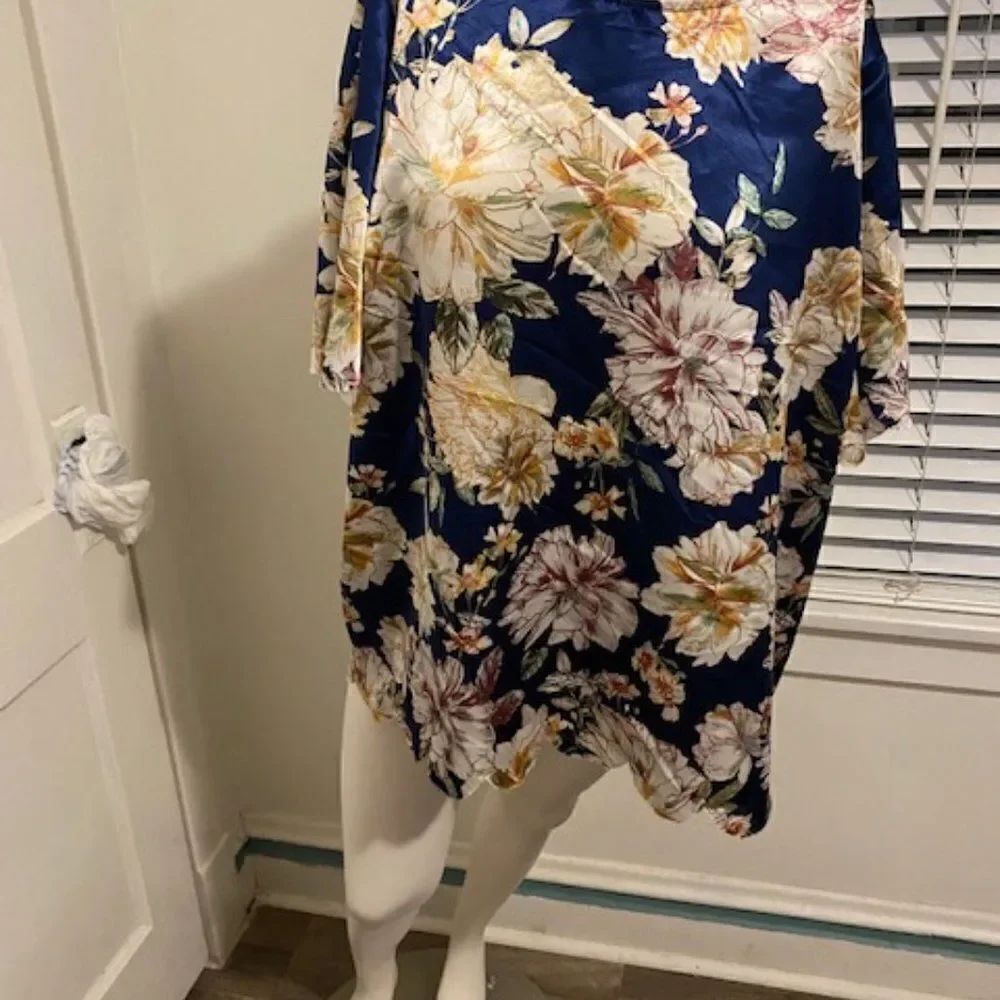 Hailey & Co Blue Floral top, size L